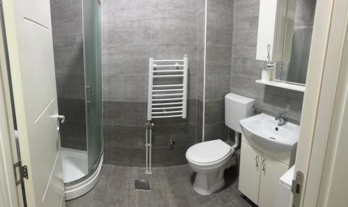 łazienka z toaletą, prysznicem i umywalką w obiekcie Altina Gottfried Studio w mieście Novi Grad