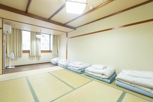 Postel nebo postele na pokoji v ubytování Miro Hotel Dotonbori