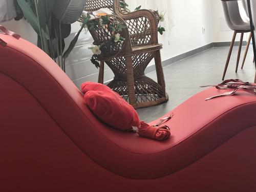 Ein Sitzbereich in der Unterkunft Loveroom et Spa privé de L'Ile des Plaisirs
