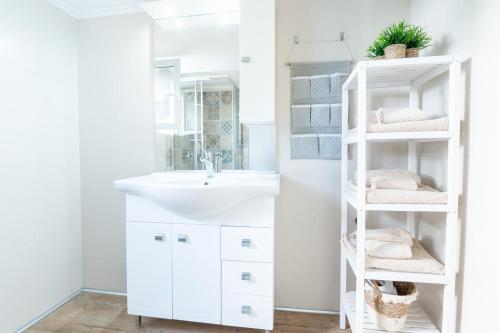 Sun & Sea Escape Charming Vacation Apartment in Voula on Athen's Riviera