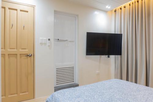 TV a/nebo společenská místnost v ubytování Elevated Suites Tagaytay