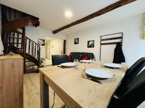 une table en bois avec des assiettes et des verres à vin dessus dans l'établissement Chez Mireille sur le chemin de la baie de Somme, à Abbeville