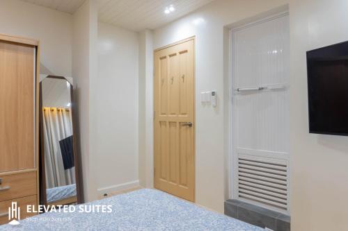 Postel nebo postele na pokoji v ubytování Elevated Suites Tagaytay