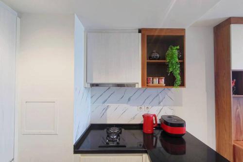 Una cocina o zona de cocina en 1BR Premium Branz BSD Apartment by OWARI