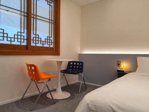 Postel nebo postele na pokoji v ubytování HotelArrive Jeonju Sihwayeonpung