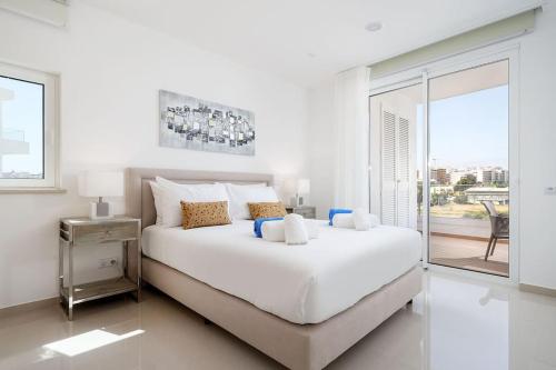 En eller flere senge i et værelse på Top Floor Luxury Lagos Apartment