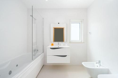 Et badeværelse på Top Floor Luxury Lagos Apartment