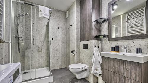 a bathroom with a toilet and a sink and a shower at Źródło Izery przy gondoli VIP Sauna, Siłownia, Bawialnia by Royal Aparts in Świeradów-Zdrój
