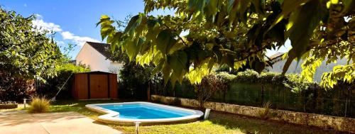 - une petite piscine dans une cour à côté d'une clôture dans l'établissement Villa la Farigoule, à Carpentras