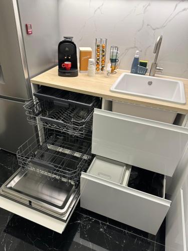 a kitchen with a sink and a dishwasher at PARIS-MONTROUGE Magnifique appartement 3 pièces de 78m2 avec PARKING - très cosy pour 1 - 6 personnes refait à NEUF -ENTIRE APARTMENT LUXURIOUS AND WARM -Montrouge Paris 14ème - Proche Aéroport Orly Parc Expositions Porte de Versailles FREE WIFI GRATUIT in Montrouge