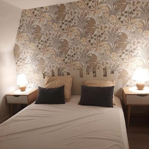 une chambre avec un lit avec deux lampes sur deux tables dans l'établissement Plage et centre ville à proximité, à Mers-les-Bains