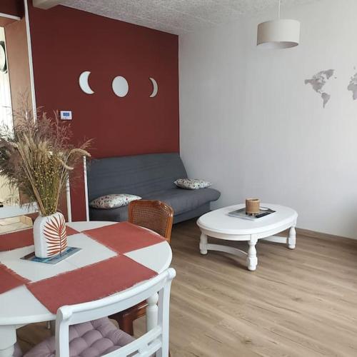 un salon avec un canapé et une table dans l'établissement Plage et centre ville à proximité, à Mers-les-Bains