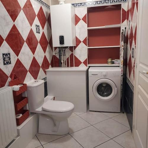 La salle de bains est pourvue de toilettes et d'un lave-linge. dans l'établissement Plage et centre ville à proximité, à Mers-les-Bains