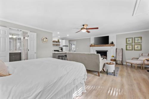 Un dormitorio blanco con una cama y un sofá. en The Country Cottage of Franklin, TN, en Franklin