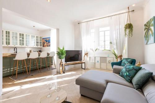 un soggiorno con divano e cucina di Amazing apartment in Valletta a La Valletta