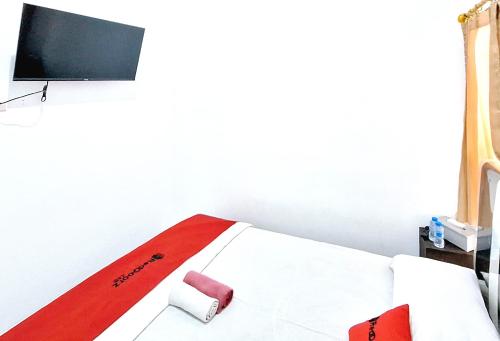 Μια τηλεόραση ή/και κέντρο ψυχαγωγίας στο RedDoorz at Queen Asri Premium