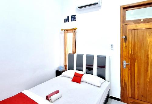 Ένα ή περισσότερα κρεβάτια σε δωμάτιο στο RedDoorz at Queen Asri Premium