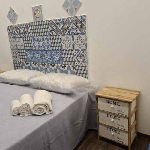 a bedroom with a bed with towels on it at Sapore di Sale - Casa Vacanza a Pizzo Calabro in Pizzo