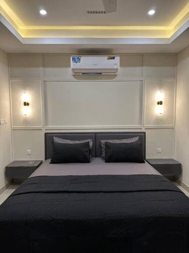 מיטה או מיטות בחדר ב-Executive Apartment - 2BHK