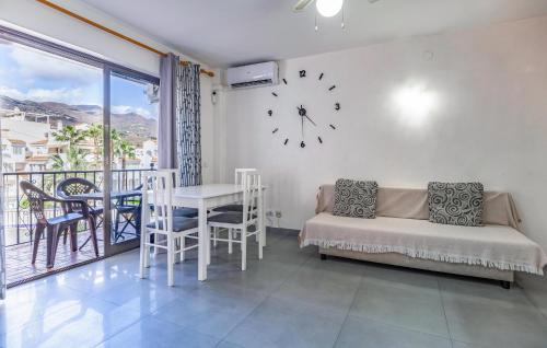 Χώρος καθιστικού στο 2 Bedroom Cozy Apartment In Almunecar
