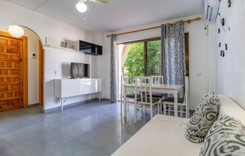Μια τηλεόραση ή/και κέντρο ψυχαγωγίας στο 2 Bedroom Cozy Apartment In Almunecar