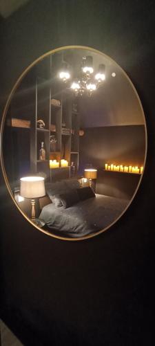 un miroir reflétant une chambre avec un lit dans l'établissement 