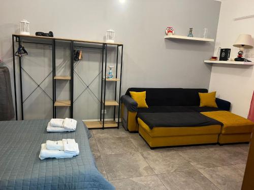salon z kanapą i łóżkiem w obiekcie Appartamento di Paolo Unicusano w Rzymie