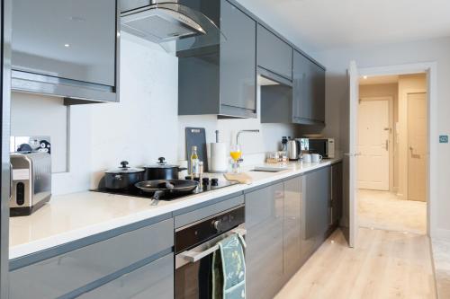 Η κουζίνα ή μικρή κουζίνα στο Somers Suites Apartments