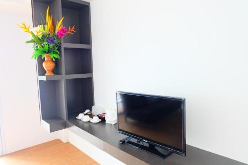 Una televisión o centro de entretenimiento en Pranee Amata