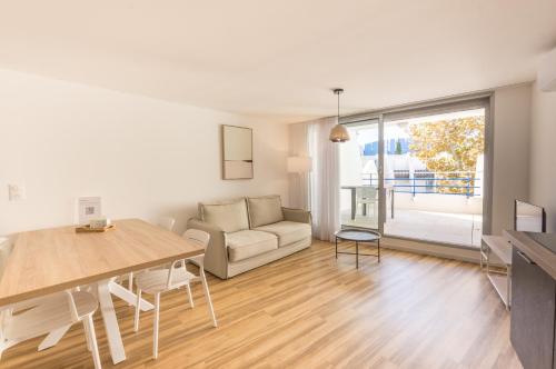 un salon avec une table et un canapé dans l'établissement MY Hotel Residences - A106, à La Grande Motte