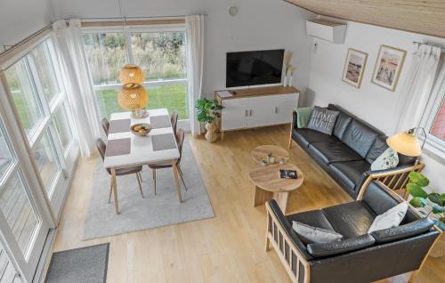 Μια τηλεόραση ή/και κέντρο ψυχαγωγίας στο 3 Bedroom Gorgeous Home In Gudhjem