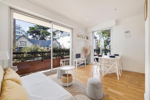 un salon avec un canapé et une table dans l'établissement Cosy T2 Mer & Détente à vos pieds LA BAULE !, à La Baule