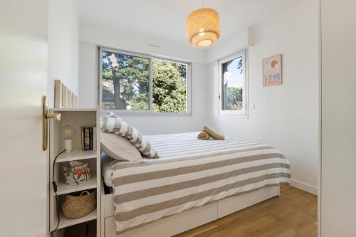 une petite chambre avec un lit et deux fenêtres dans l'établissement Cosy T2 Mer & Détente à vos pieds LA BAULE !, à La Baule