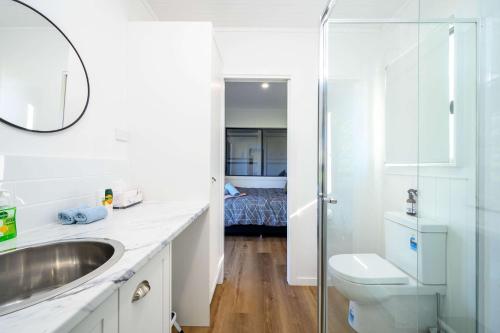 Un baño de Three Pines Tiny Home Your Mountain Escape
