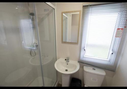 Ванная комната в SP158 - Camber Sands Holiday Park - 3 Bedrooms - Second Toilet - Decking - Private Parking