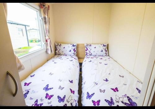 Кровать или кровати в номере SP158 - Camber Sands Holiday Park - 3 Bedrooms - Second Toilet - Decking - Private Parking