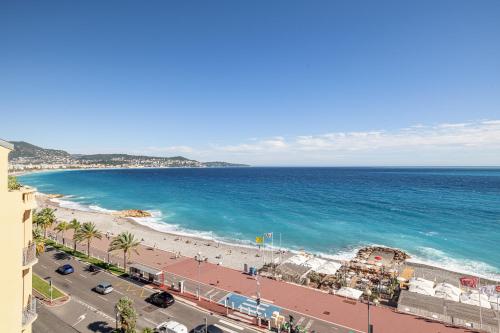 une vue aérienne d'une plage et de l'océan dans l'établissement Panoramic Sea View - 1 Bdr Promenade des Anglais, à Nice