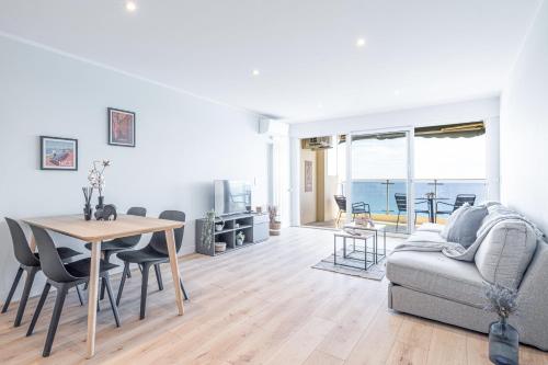 un salon avec une table et un canapé dans l'établissement Panoramic Sea View - 1 Bdr Promenade des Anglais, à Nice