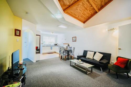 Χώρος καθιστικού στο Tri-Living with Coastal Views Tamborine Mountain