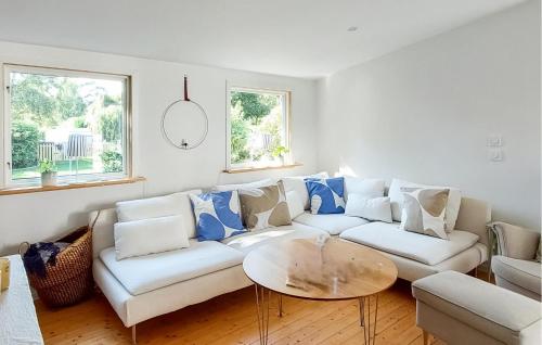 Coin salon dans l'établissement 4 Bedroom Cozy Home In Mellbystrand