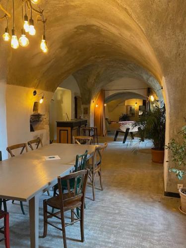 une salle à manger avec une table et des chaises dans l'établissement Le Mas des Teullières, à Junas