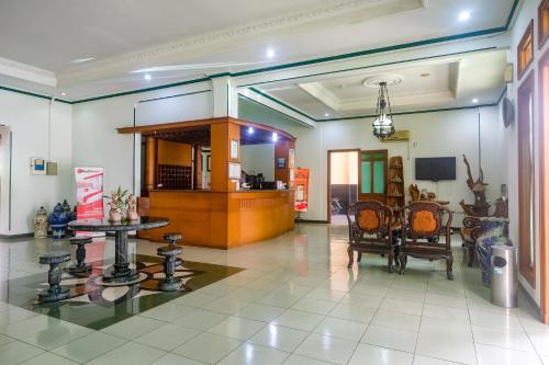 a lobby with a table and chairs in it at RedDoorz near XT Square Yogyakarta in Yogyakarta