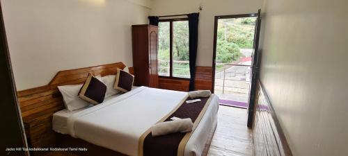 Postel nebo postele na pokoji v ubytování The Jacks Hilltop Resort Kodai