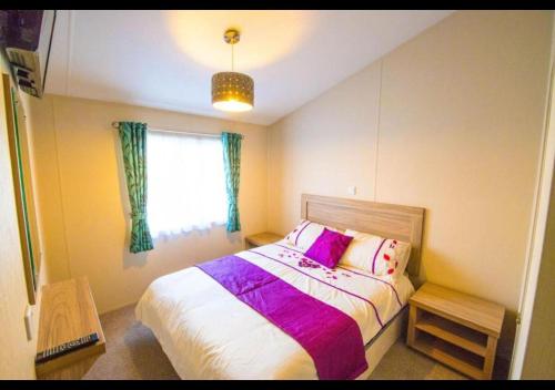 Кровать или кровати в номере MP630 Lodge - Camber Sands Holiday Park - Sleeps 8 - Huge Decking - Dishwasher - Washing Machine