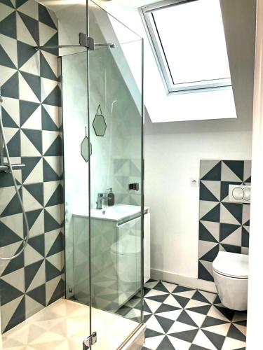 une salle de bain avec douche et toilettes dans l'établissement Les cabines du bout du monde - Cabine Duplex , votre maison de vacances de haut standing à Crozon, à Crozon