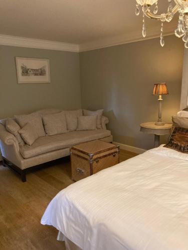 a living room with a couch and a bed at Villa Reynaert in Opoeteren