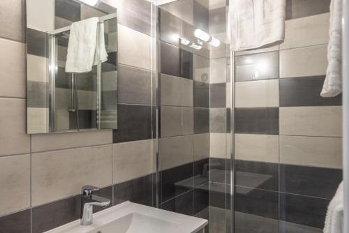 a bathroom with a sink and a shower at Appartement spacieux 6 personnes in Le Grand-Bornand