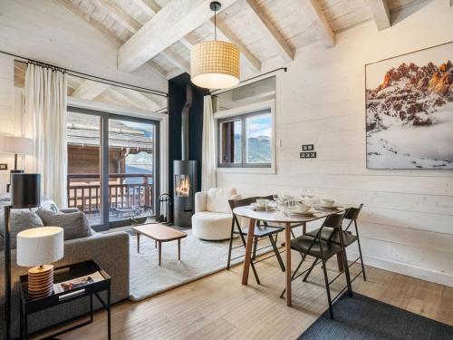 un salon avec une table et un canapé dans l'établissement Charmant appartement au pied des pistes à Courchevel, idéal pour familles - FR-1-568-23, à Courchevel