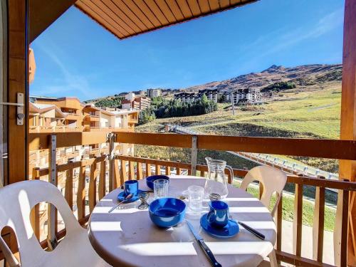 - une table sur un balcon avec vue dans l'établissement Résidence Carlines Ii - Appartement lumineux · Accès direct aux pistes · Balcon vue sur les pistes MAE-2234, aux Menuires