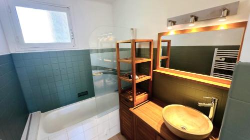 une salle de bain avec toilettes, lavabo et douche dans l'établissement Villa la Farigoule, à Carpentras